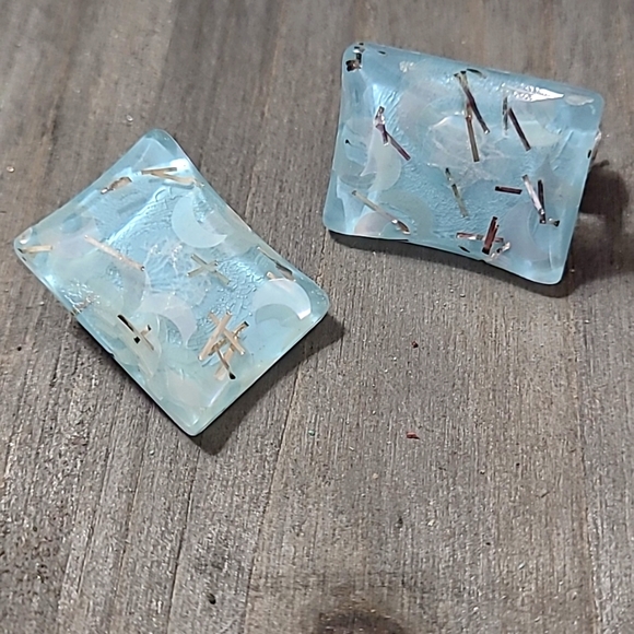 Vintage Clip On Earrings - Picture 1 of 4